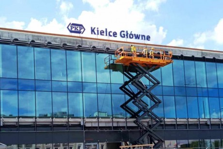 "Kielce Główne" na dachu dworca PKP