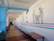 [FOTO] Rysunki, kolorowe podpory i "strefa ciszy". Powstał trzeci korytarz w Szkole Podstawowej nr 27