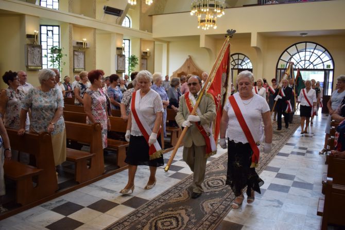 Nowy sztandar emerytów i rencistów poświęcony