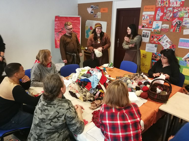 [FOTO] Lubisz Motanki? Dzisiaj uczono je robić w Regionalnym Centrum Wolontariatu