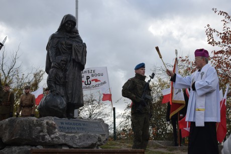 Pomnik Matki Polki Sybiraczki odsłonięty. Poświęcił go biskup Andrzej Kaleta