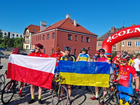 Strażacy jadą na rowerach, by pomóc Ukraińcom