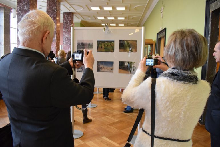 Seniorzy za pan brat z fotografią