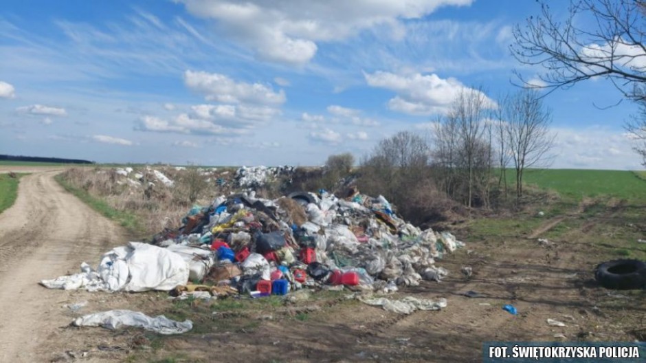 [FOTO] Ciągnikiem wywoził odpady na „dzikie wysypisko”. Czeka go wysoka grzywna