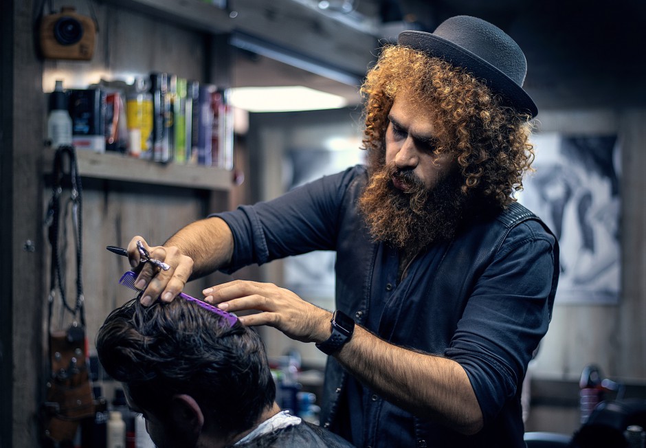 Nie fryzjerzy, a barberzy. To u nich teraz mężczyźni dbają o swój wygląd