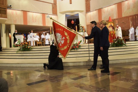 Szkoła Podstawowa Sióstr Nazaretanek z nowym sztandarem. Poświęcił go biskup Andrzej Kaleta