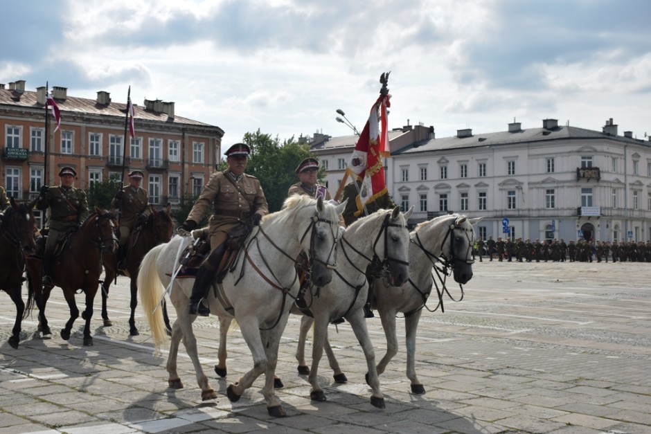 Kadrówka weszła do Kielc. „Budzicie uśpione sumienia narodu”