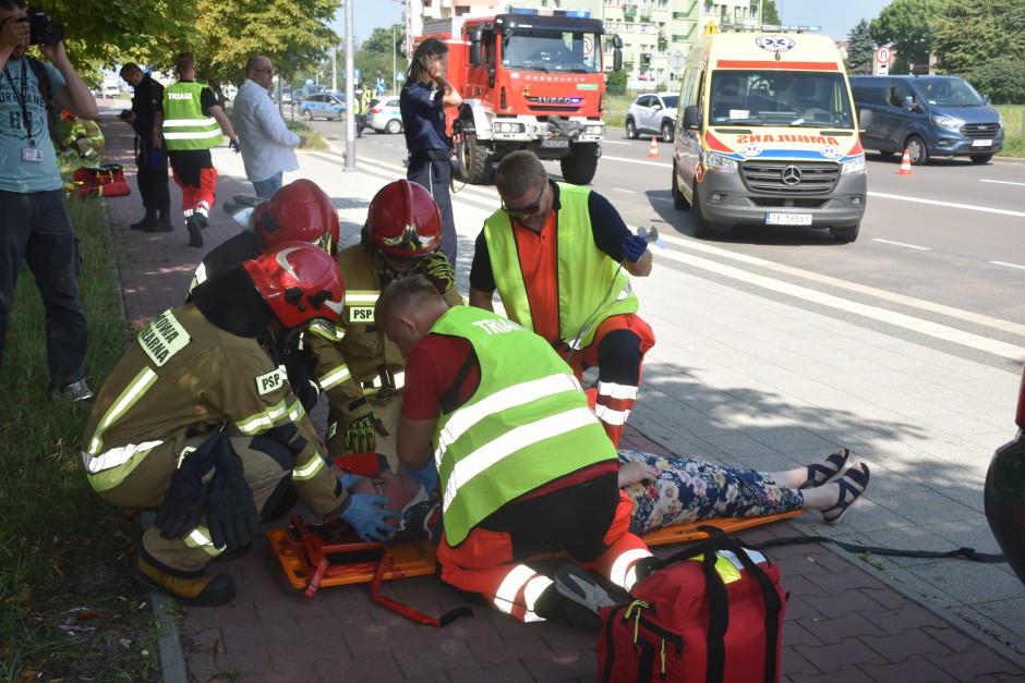 [FOTO] Groźny wypadek przy ulicy Grunwaldzkiej. Niesamowita akcja służb