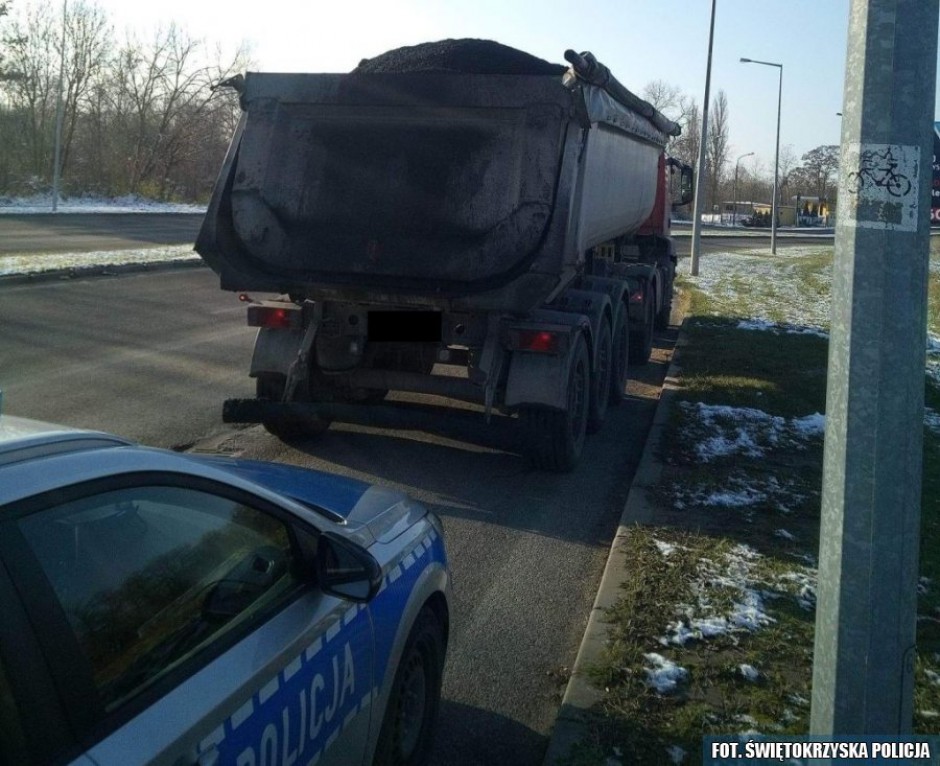 Ciężarówka w fatalnym stanie i ze źle zabezpieczonym ładunkiem, a kierowca z mandatem