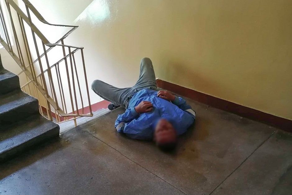 Nietrzeźwi bezdomni koczujący na klatkach schodowych, uciążliwi dla mieszkańców