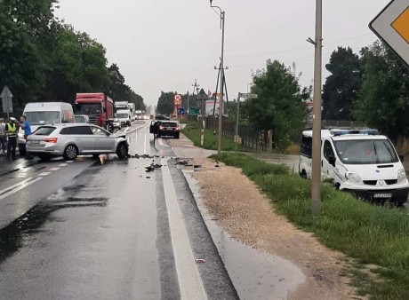 Zderzenie dwóch samochodów przed Morawicą. Droga zablokowana