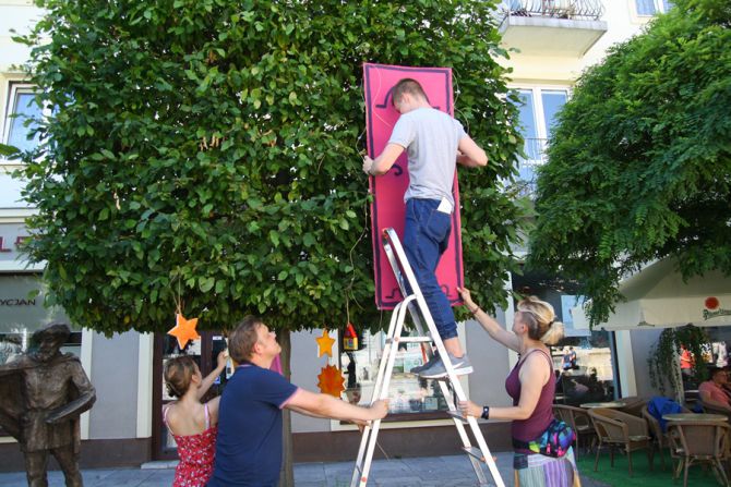 Artystyczna instalacja w centrum. Ma symbolizować domek na drzewie