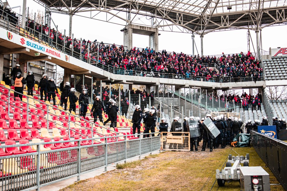 [ZDJĘCIA] Kradzież flagi i wyrywane krzesełka. Gorąco na trybunach Suzuki Areny