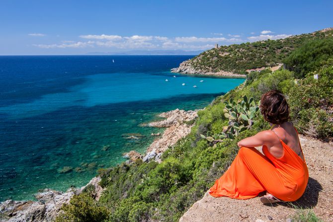 Szmaragdowa wyspa Sardynia - dlaczego warto tam polecieć? Artykuł Sponsorowany.