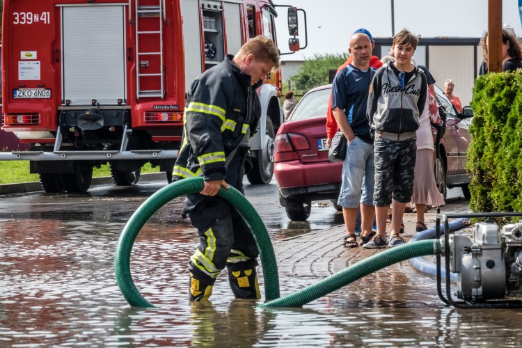 Zalane pola i zniszczone domy. Wisła groźnie wezbrała