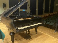 Ponad stuletni, zabytkowy fortepian trafił do kieleckiej szkoły muzycznej