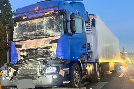 Zderzenie dwóch ciężarówek w Kostomłotach. Są utrudnienia