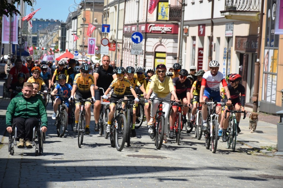 Rowerami przejechali Sienkiewkę. Pierwszy Świętokrzyski Dzień Roweru