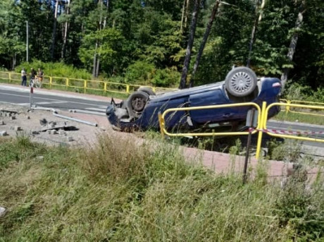 Wypadek w Strawczynku. Samochód osobowy dachował