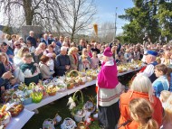 Mnóstwo wiernych na poświęceniu pokarmów w Ciekotach