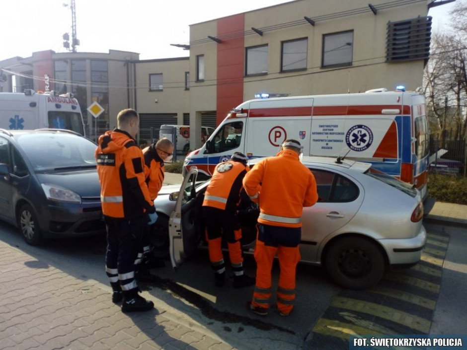 Dostał ataku epilepsji za kierownicą – pomogli mu policjanci