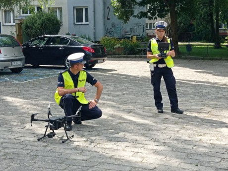 Piesi i kierowcy pod nadzorem policyjnego drona