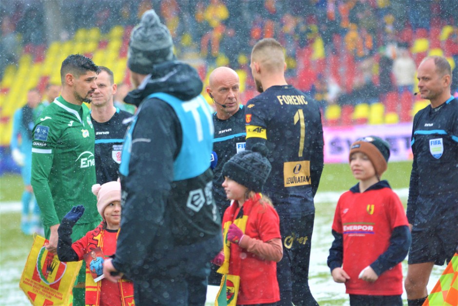 Niesportowe zachowanie obrońcy Radomiaka. Marciniakowi umknęła czerwona kartka?