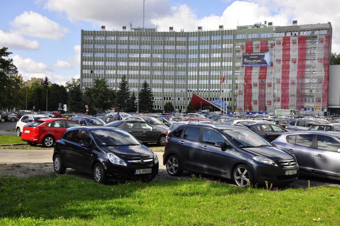 Powiększą parking przy UW