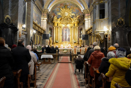 Jak uczestniczyć w transmisji Mszy Świętej? Zapytaliśmy liturgistę