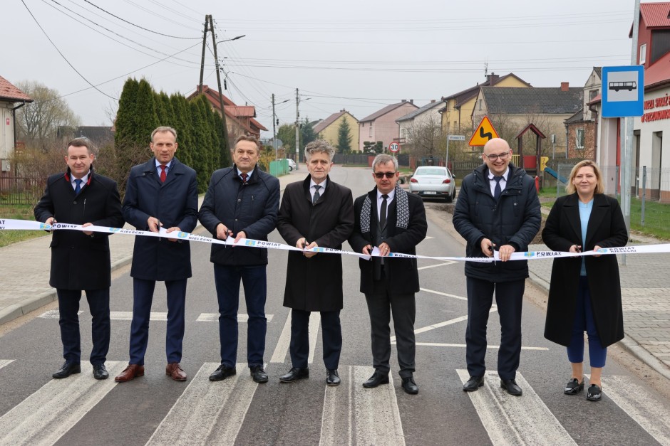 Odnowiona droga w Szczukowicach uroczyście otwarta