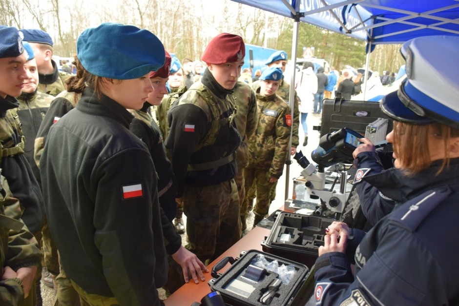 Policja otworzyła drzwi dla młodych ludzi