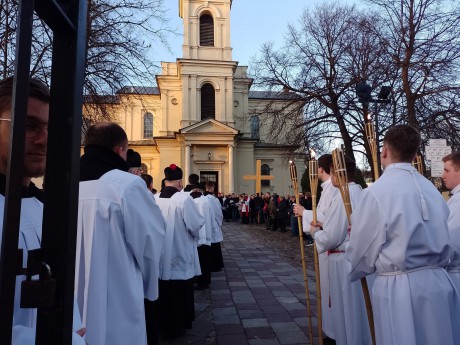 "Nie żyje się, nie kocha i nie umiera na próbę". Droga krzyżowa w Kielcach