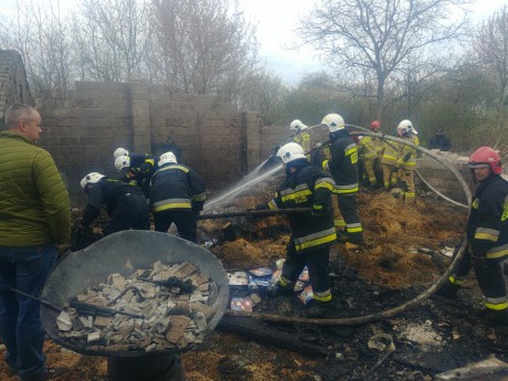 Pożar w miejscowości Cierno-Żabieniec. Siedem zastępów strażaków w akcji