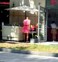 Mężczyzna w różowej sukience okradł kielecką kawiarnię