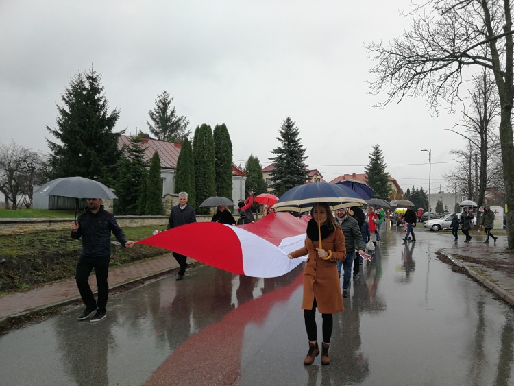 [FOTO] W deszczu i chłodzie maszerowali dla Niepodległej