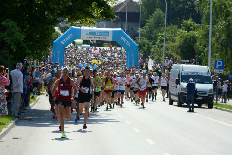 Blisko tysiąc osób ukończyło upalny półmaraton