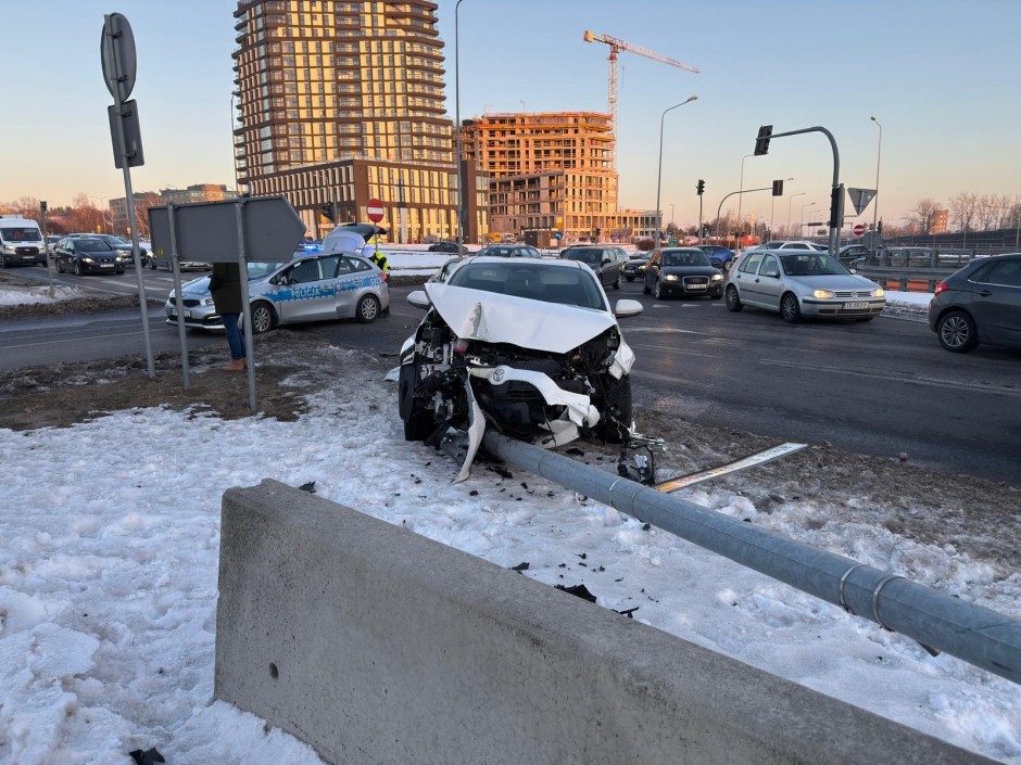 Wypadek na skrzyżowaniu ulicy Świętokrzyskiej i al. Solidarności. Dwie osoby w szpitalu