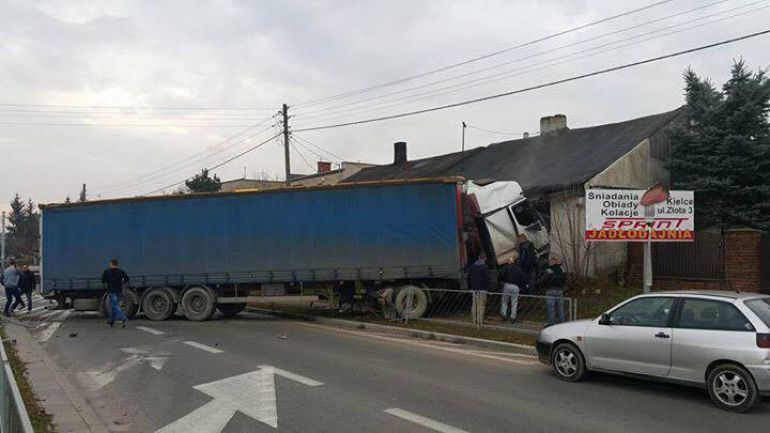 TIR uderzył w budynek. Pojazdem kierował 66-latek