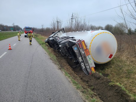 Ciężarówka przewróciła się na drodze. Na miejscu strażacy