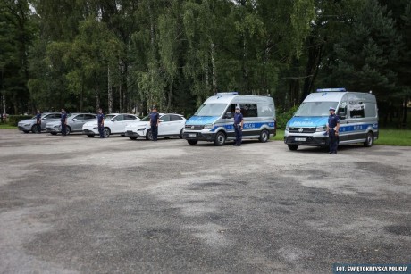 Nowe auta dla świętokrzyskich policjantów. Cztery są elektryczne