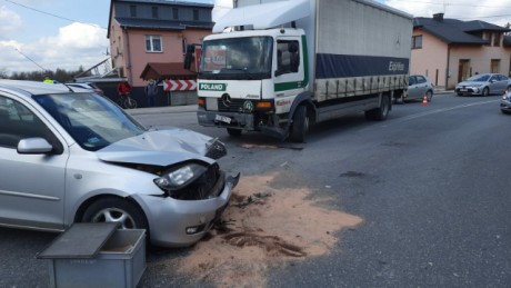 Wypadek w Morawicy. Dwie osoby w szpitalu, utrudnienia na trasie
