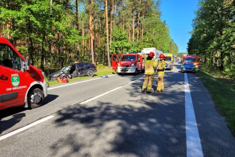 Zderzenie ciężarówki i auta osobowego, droga zablokowana