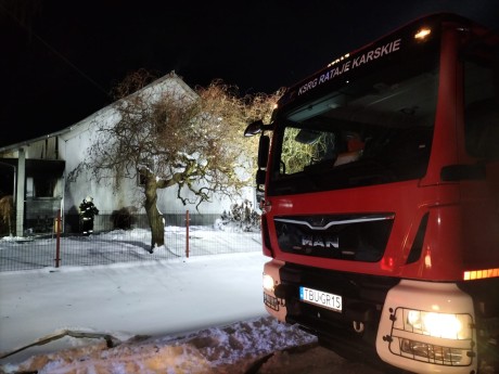 Pożar domu w powiecie buskim. Przed ogniem uciekała sześcioosobowa rodzina