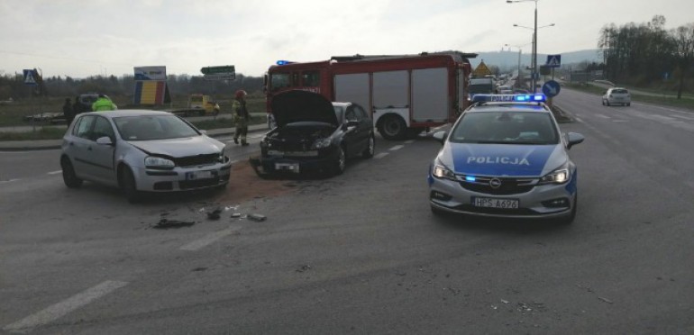 Zderzenie dwóch samochodów w Czerwonej Górze. Kobieta trafiła do szpitala
