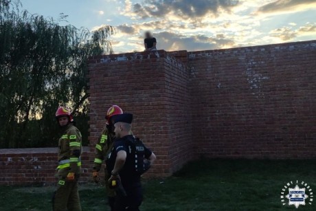 Wspiął się na mur i... bał się zejść. Pomogli strażacy i policjanci