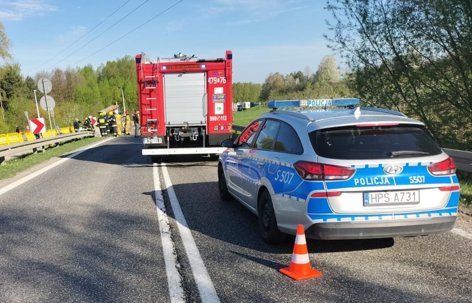 Kolizja tira i ciągnika w Sulisławicach. Droga zablokowana