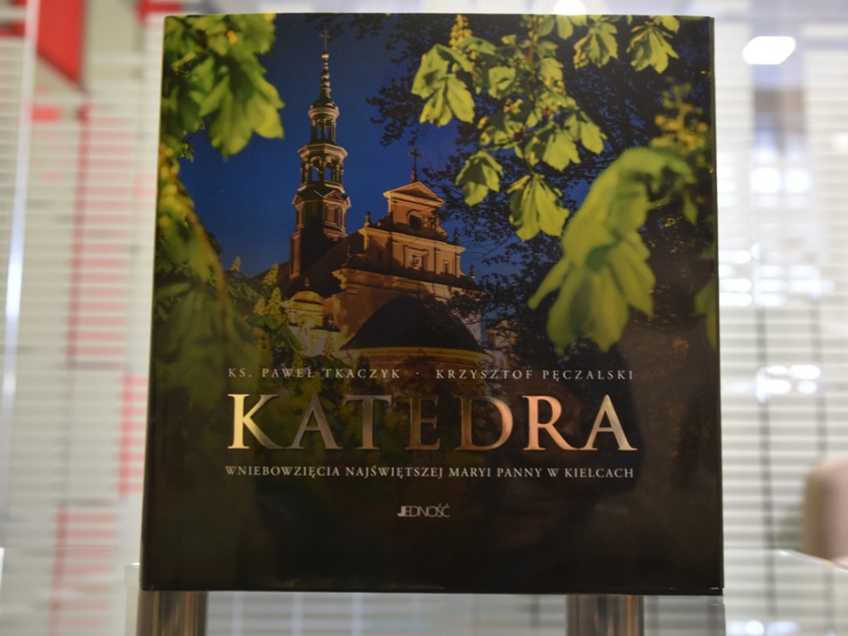 Wyjątkowy album na 850-lecie Bazyliki Katedralnej w Kielcach wręczony papieżowi Franciszkowi