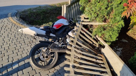 Wypadek w Brzechowie. Motocyklista uderzył w betonowy płot