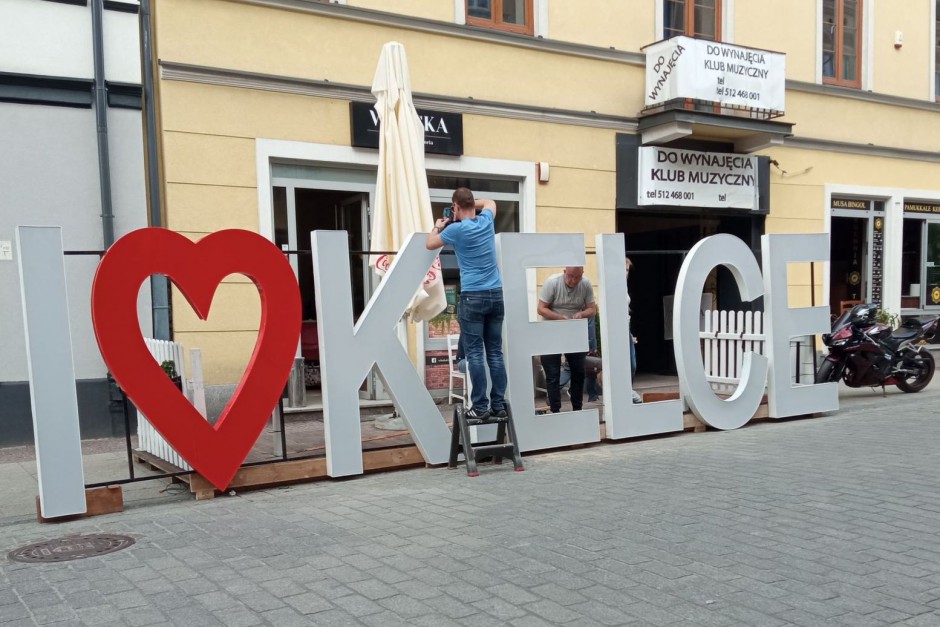 Trwa montaż napisu I ♥ Kielce na ulicy Sienkiewicza. Gdzie będzie jego miejsce?