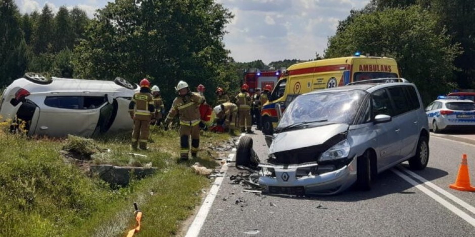 Wyprzedzanie na podwójnej ciągłej przyczyną zderzenia dwóch aut